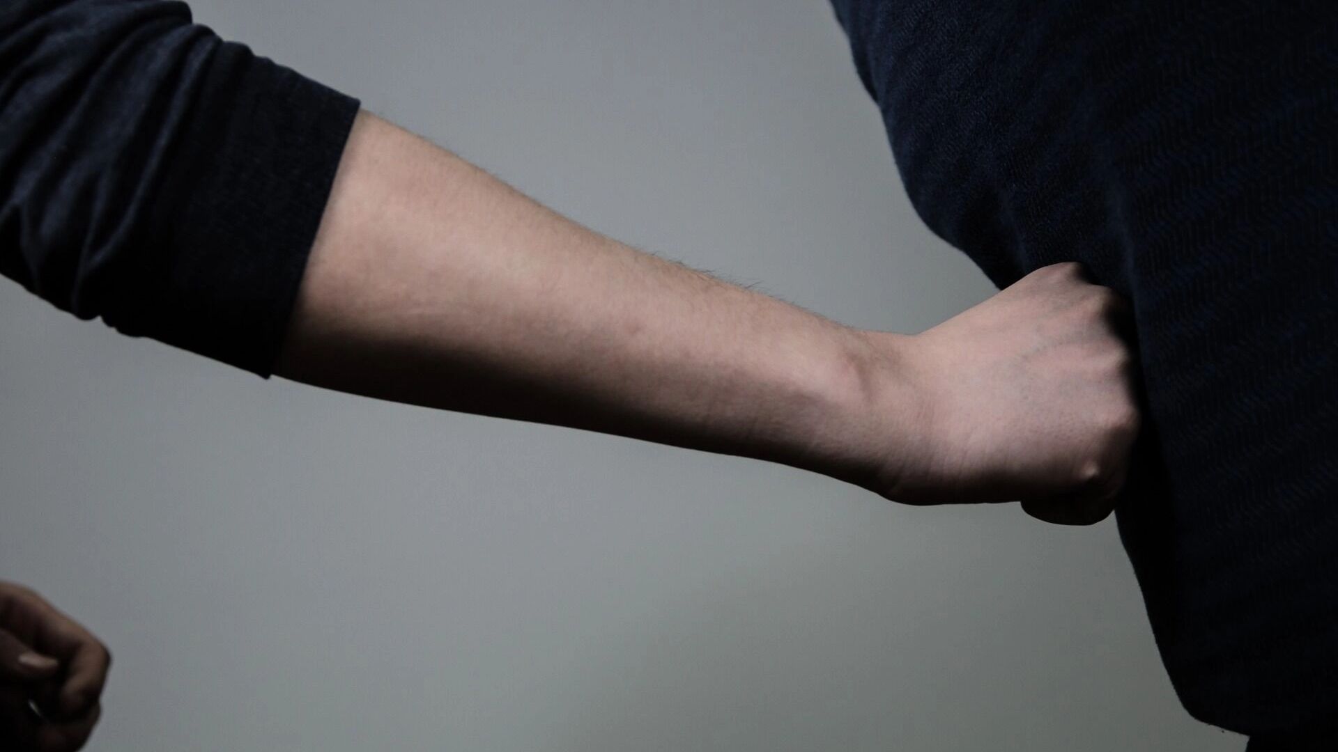 Массовая драка перед театром в Волгограде попала на видео