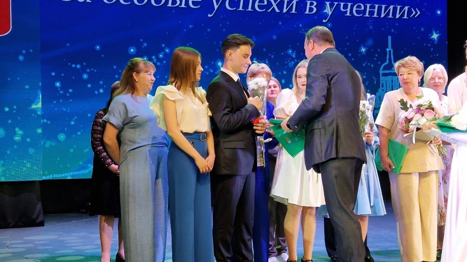 Церемония вручения медалей «За особые успехи в учении» в Нижнем Тагиле