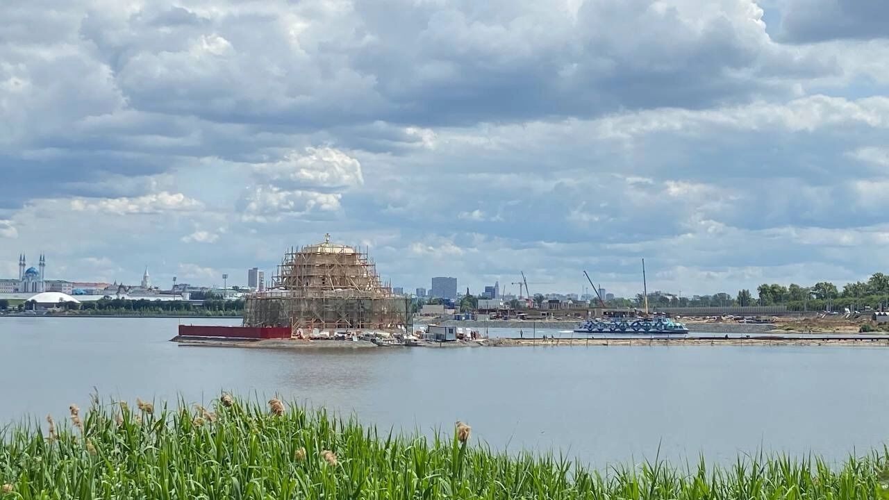На самом памятнике в июне этого года установили крест.