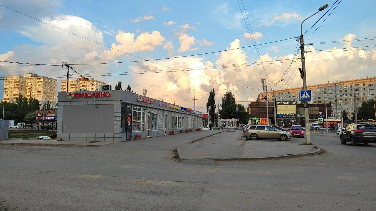 Оставшийся ряд торговых павильонов в районе бульвара Архитекторов, 14/2