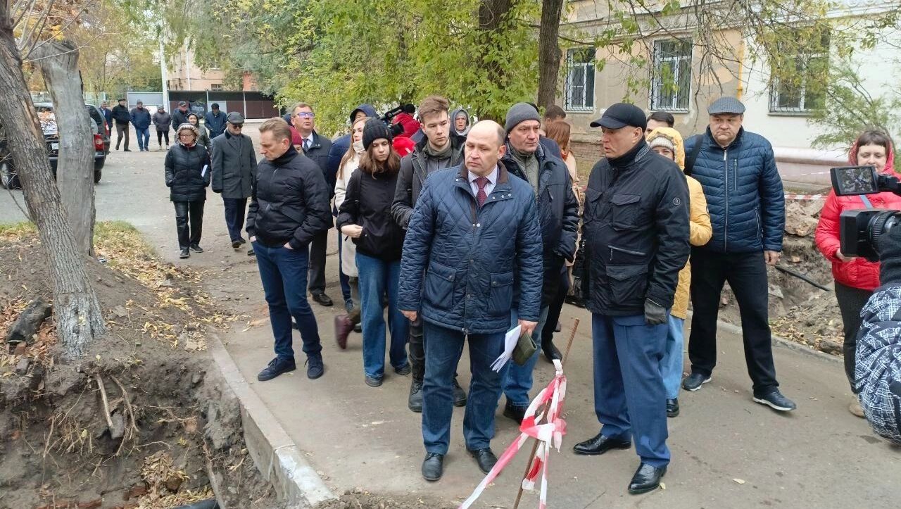 На&nbsp;переднем плане&nbsp;— главный инженер «Тепловой компании» Андрей Лукьянов и&nbsp;глава комитета ГС&nbsp;по&nbsp;вопросам ЖКК Сергей Фролов