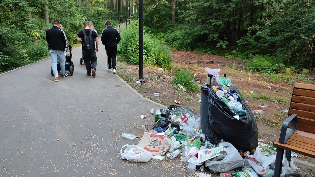 После многочисленных жалоб в Ижевске начали вывозить мусор из лесопосадок