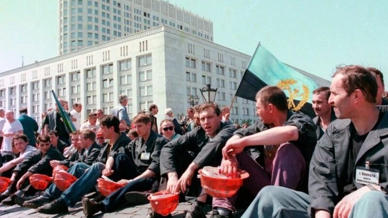 Шахтеры на Горбатом мосту у Дома правительства