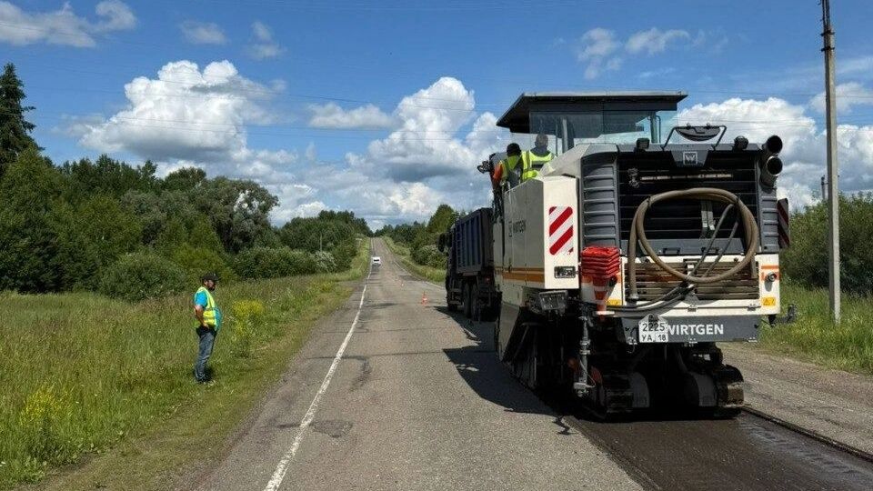 Дорогу от Камбарки до границы Пермского края ремонтируют в Удмуртии