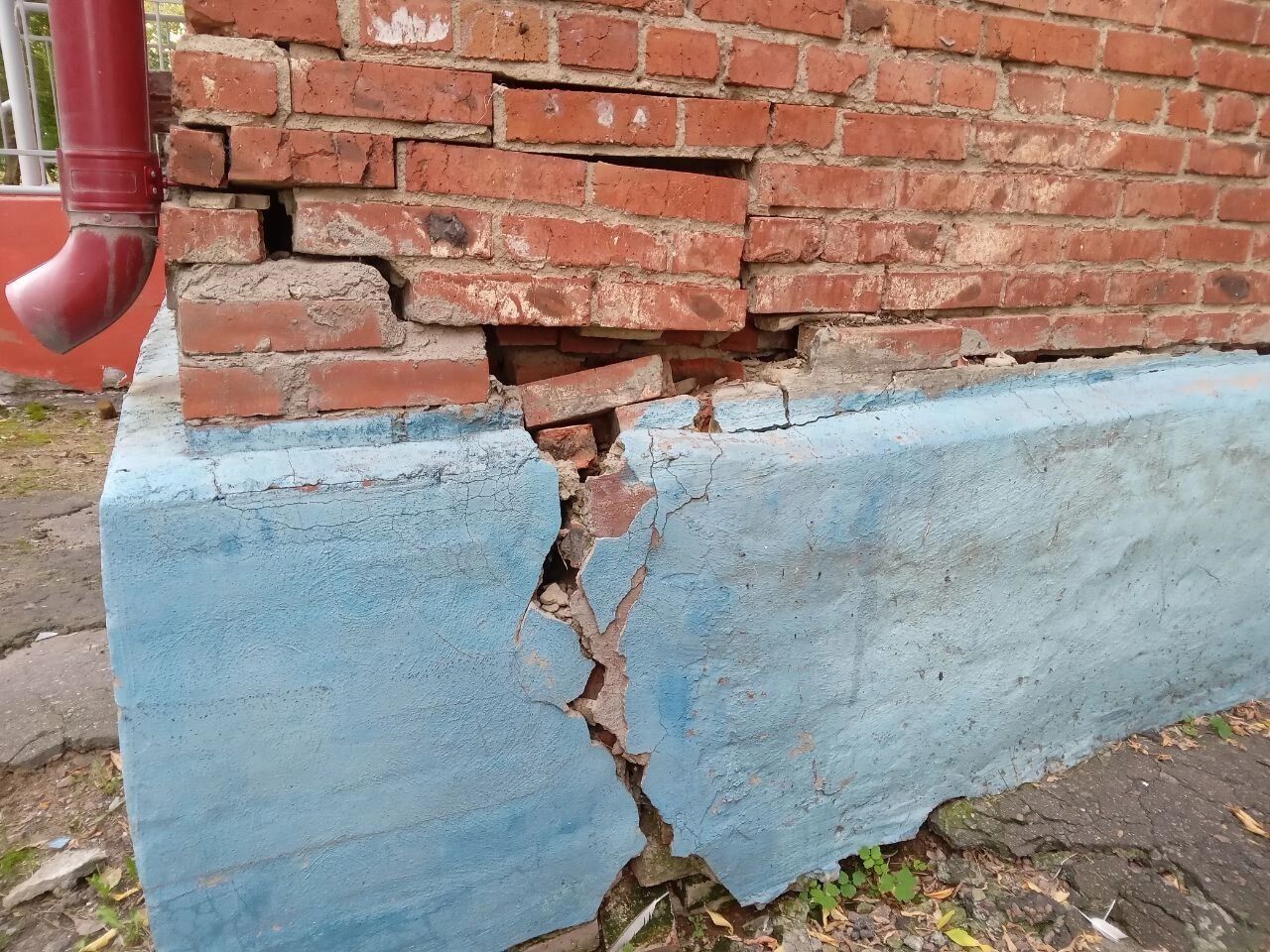 Из&nbsp;фундамента выпадают кирпичи