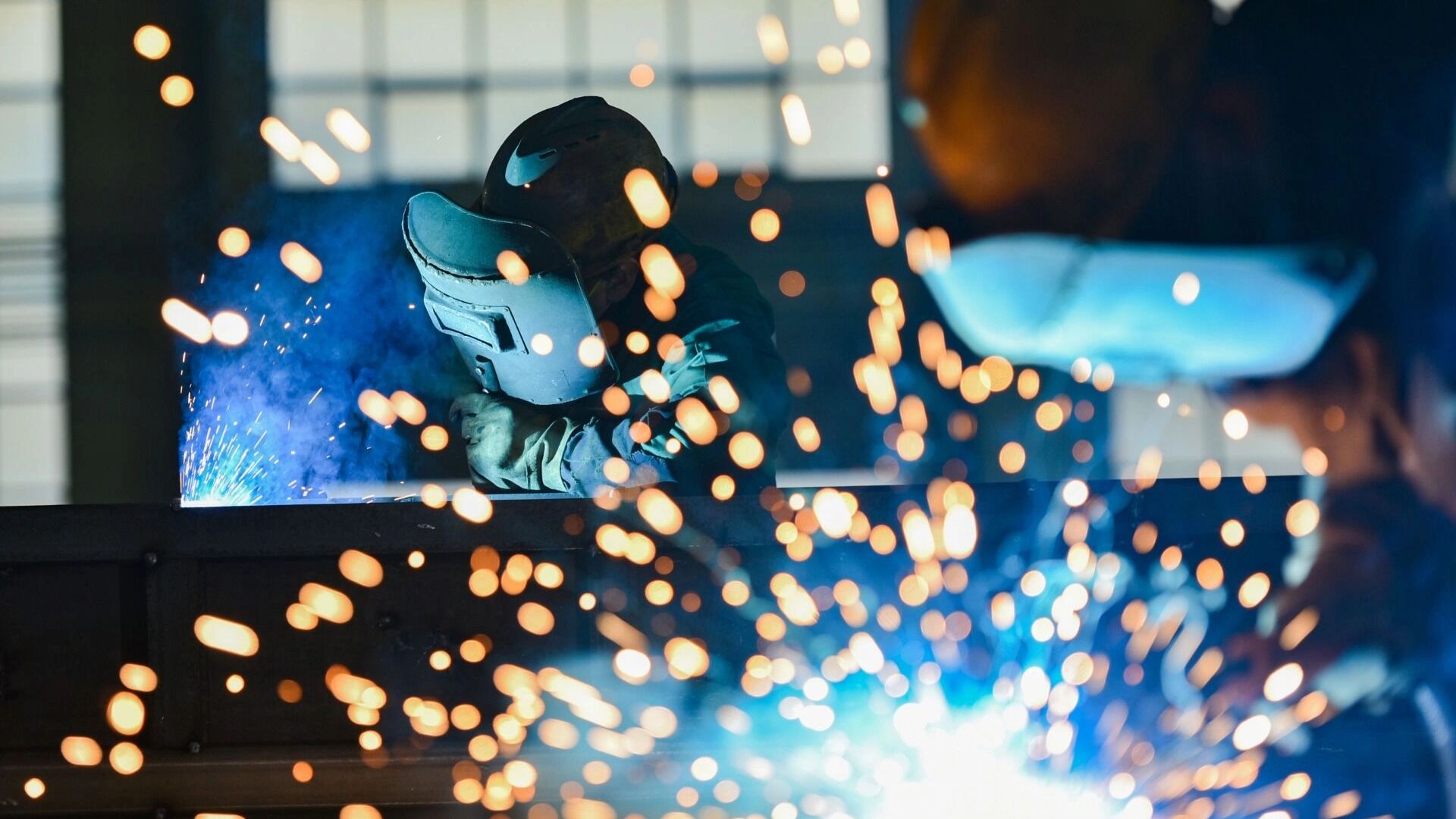 Праздники по календарю, работа по факту: почему пятидневка становится роскошью?