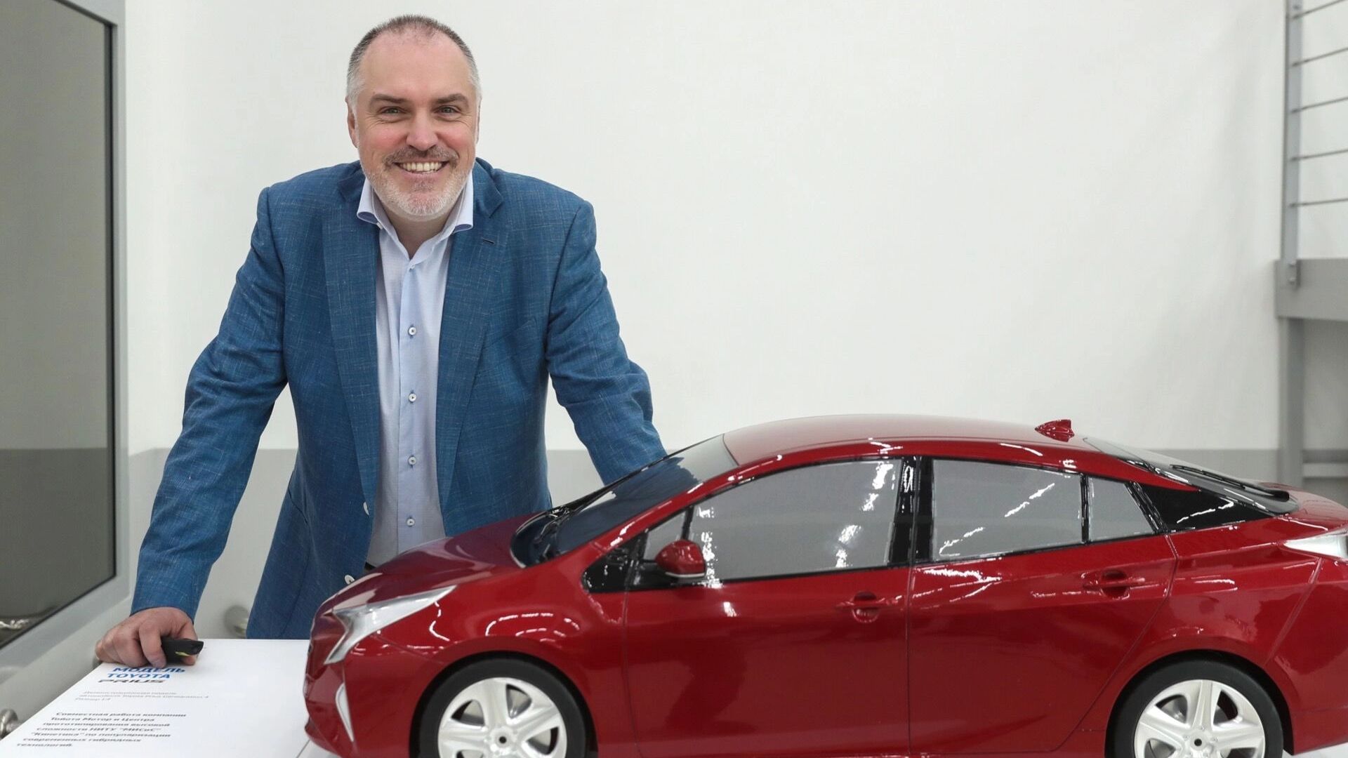 Первый гибрид от Geely: кому по нраву галактический звездолет для поездки в булочную?