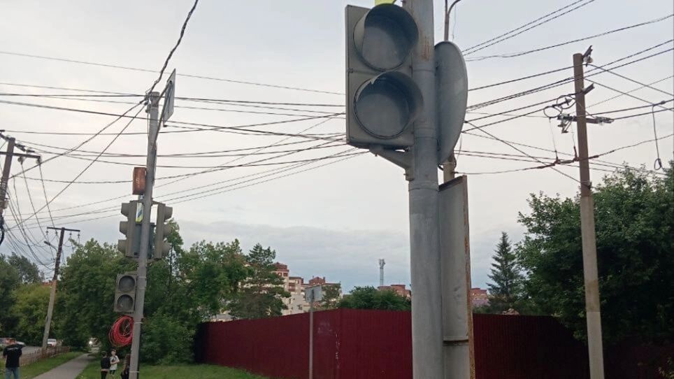 Ветер повалил столб с освещением и проводами, потому вблизи перестали работать светофоры