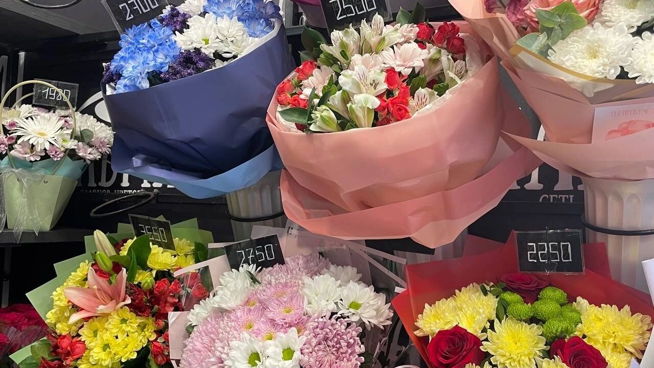 Букеты уже готовы, но покупателей пока немного.