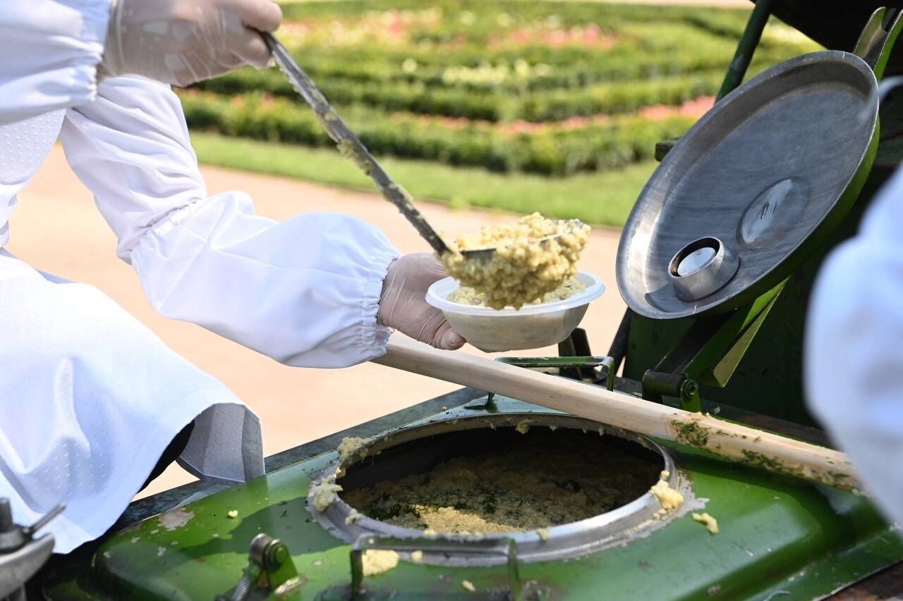 Раздача солдатской каши