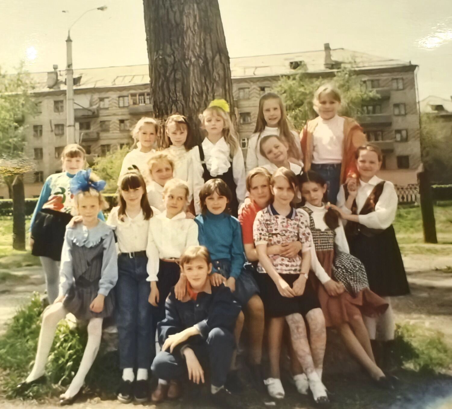 В 1990-х в некоторых школах существовал негласный дресс-код, но в целом школьницам и школьникам разрешалось носить джинсы и футболки