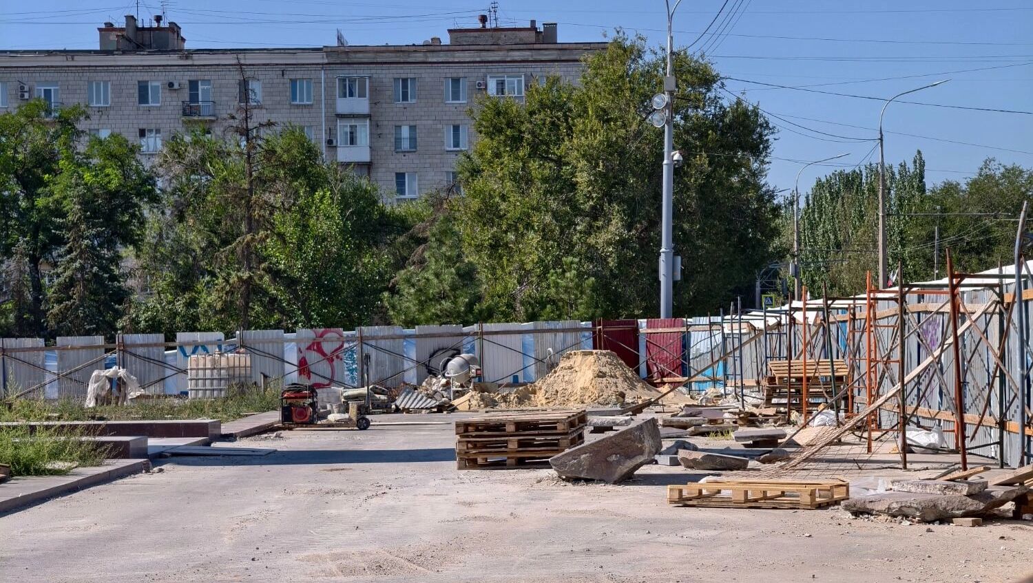Теперь отреставрировать памятник обещают к 1 декабря