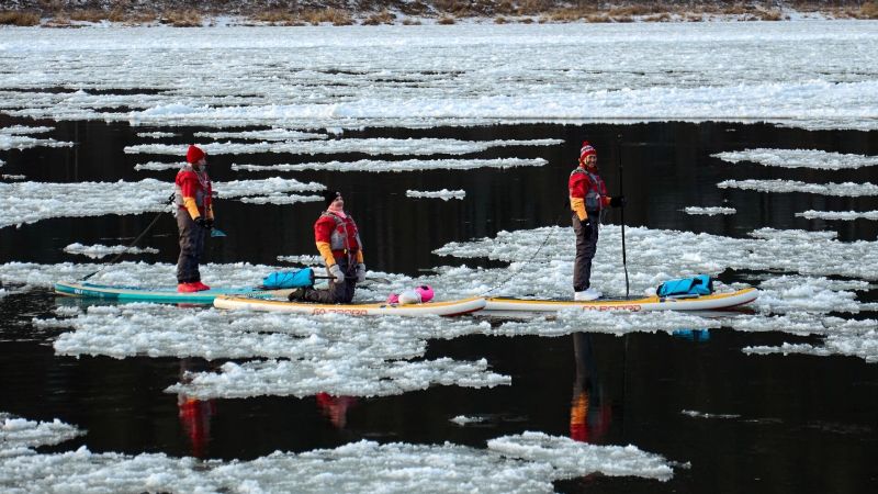 Красноярцы прокатились на сапах среди льда. Москвичи были в шоке