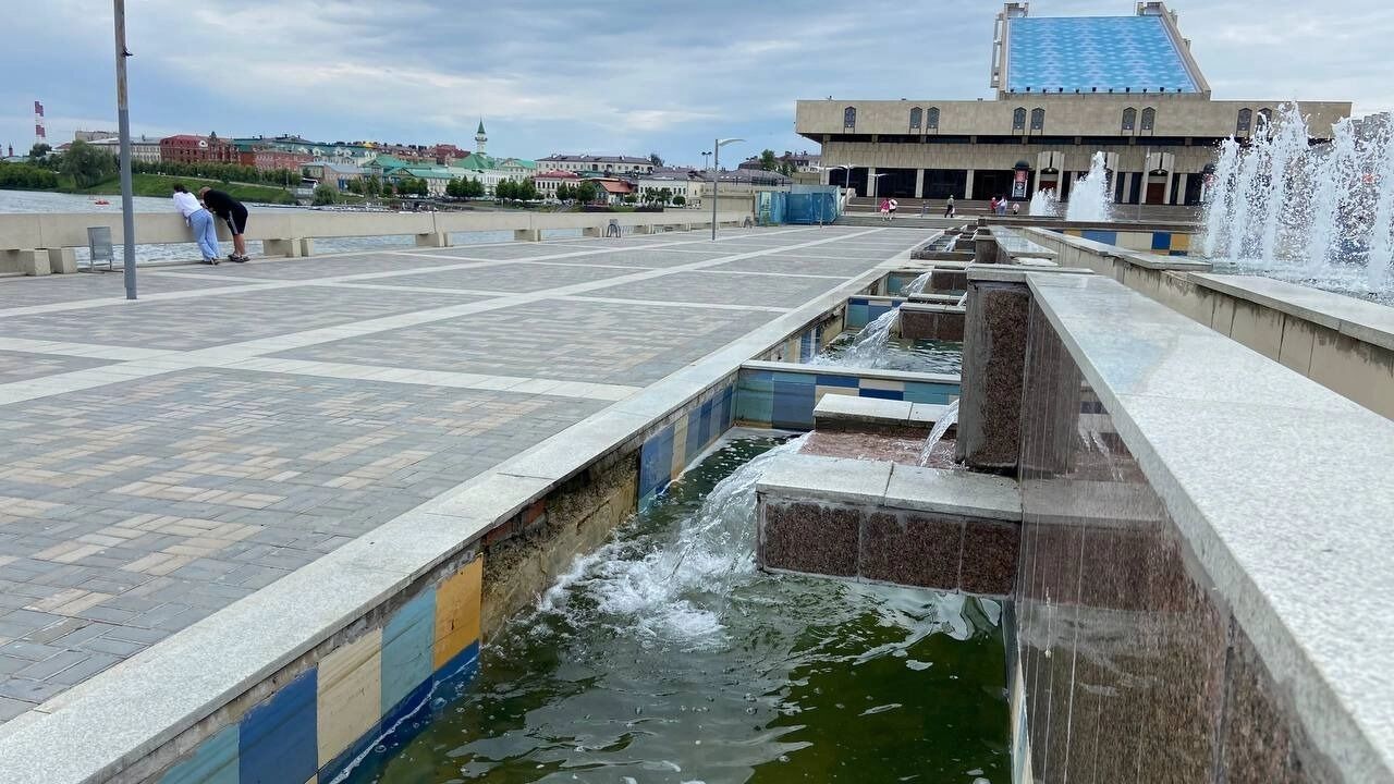 Вызывает вопросы и состояние каскада фонтанов.