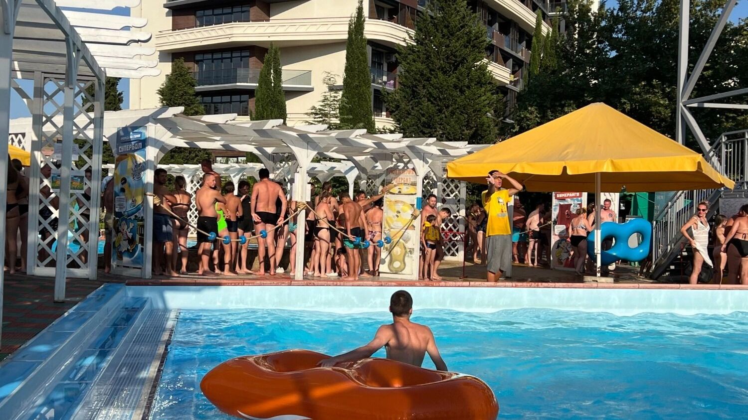 Очередь на ещё одну горку для двоих в аквапарке в Судаке