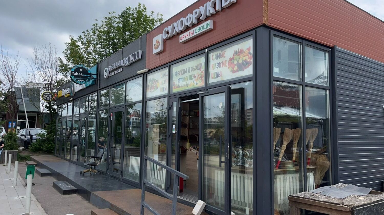 Со&nbsp;стороны подземки не&nbsp;так давно появились новые крытые павильоны