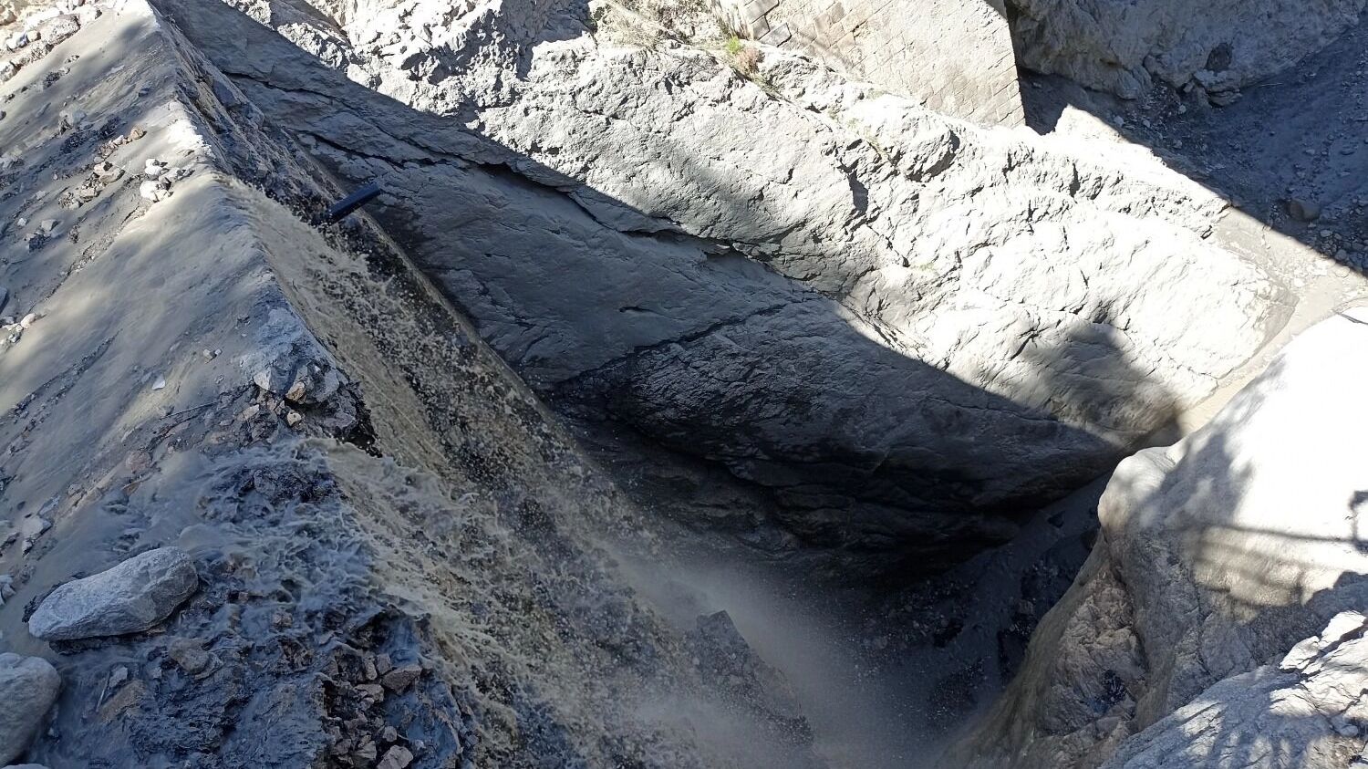 На&nbsp;фото: скалы и&nbsp;горный водопад