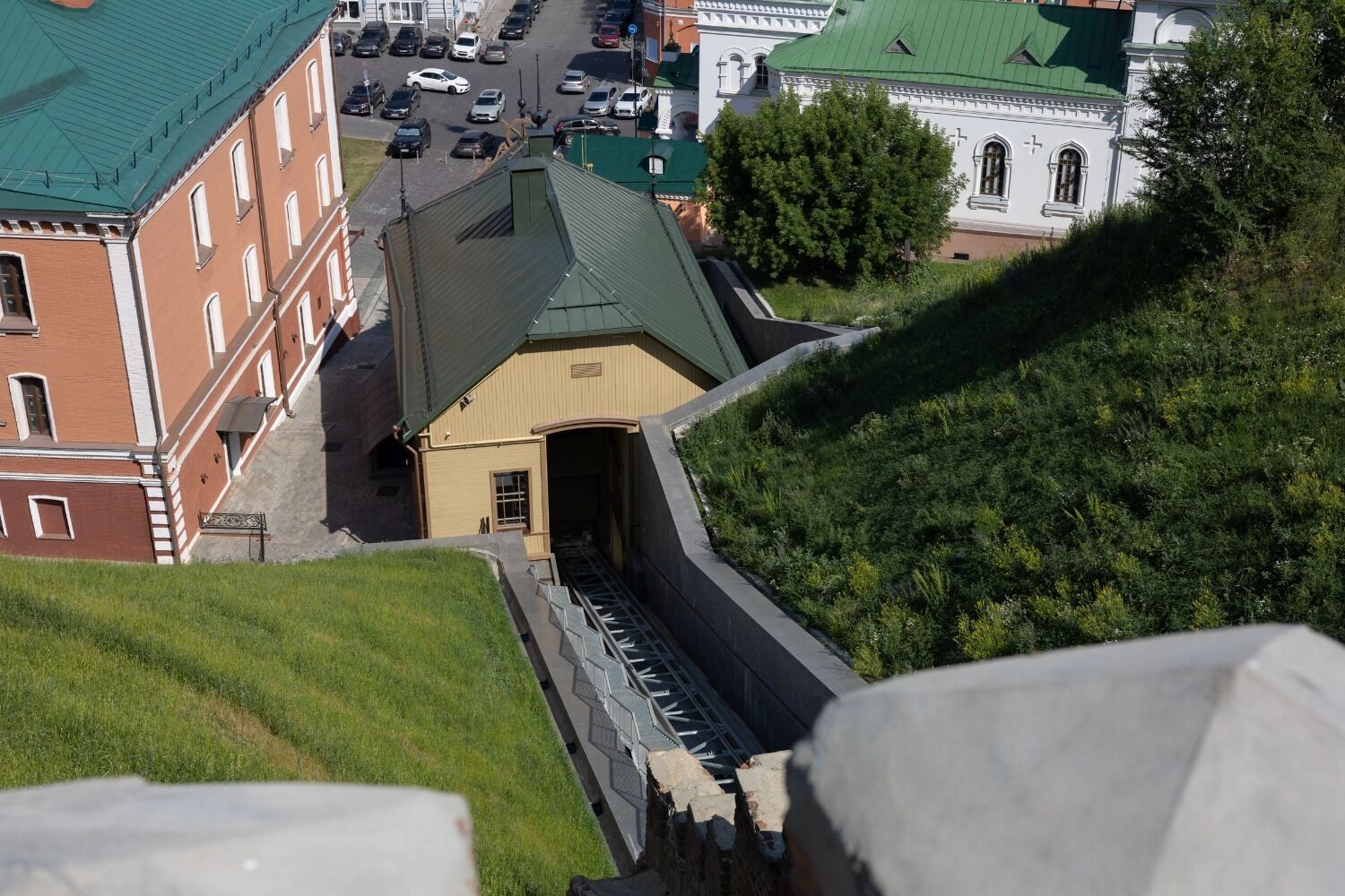 С бульвара можно наблюдать за движением фуникулера