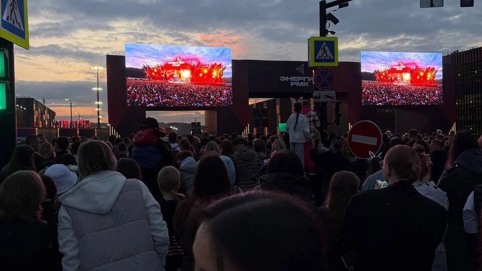 Толпа народа перед сценой в Екатеринбурге