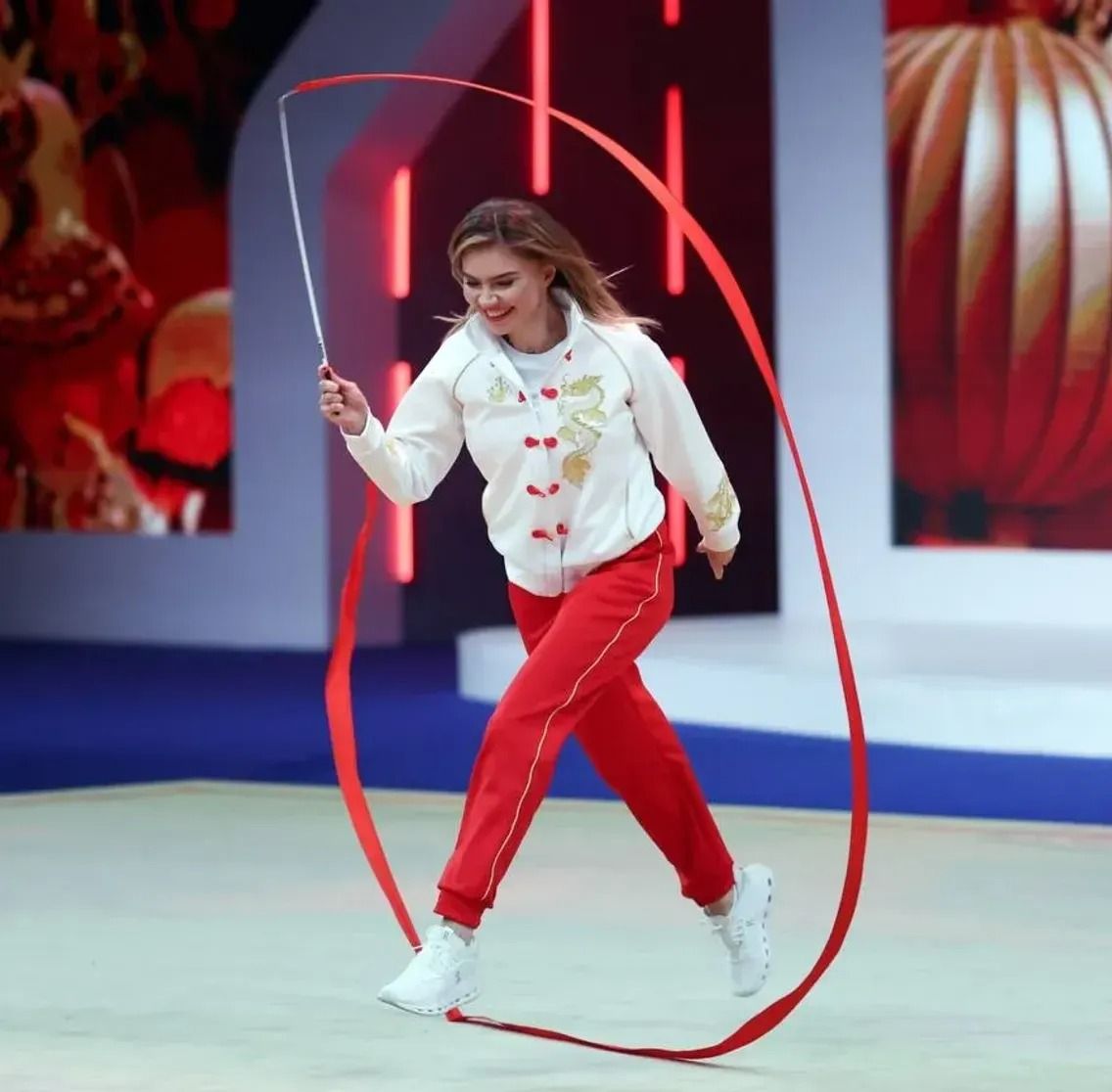 «В жутких розочках»: пользователи не оценили выход Кабаевой в вечернем платье