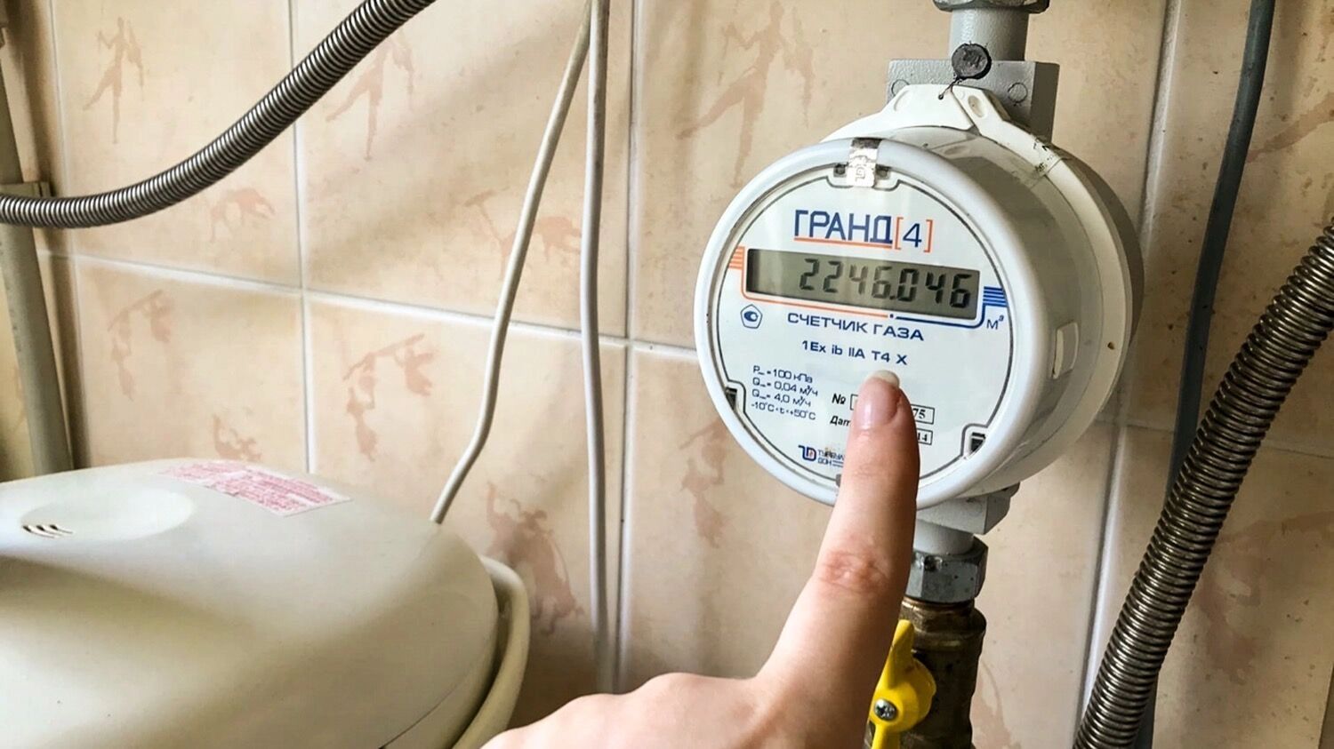 Каждый месяц среднестатистическая российская семья, не считая москвичей, отдает коммунальщикам около 10 тыс. рублей
