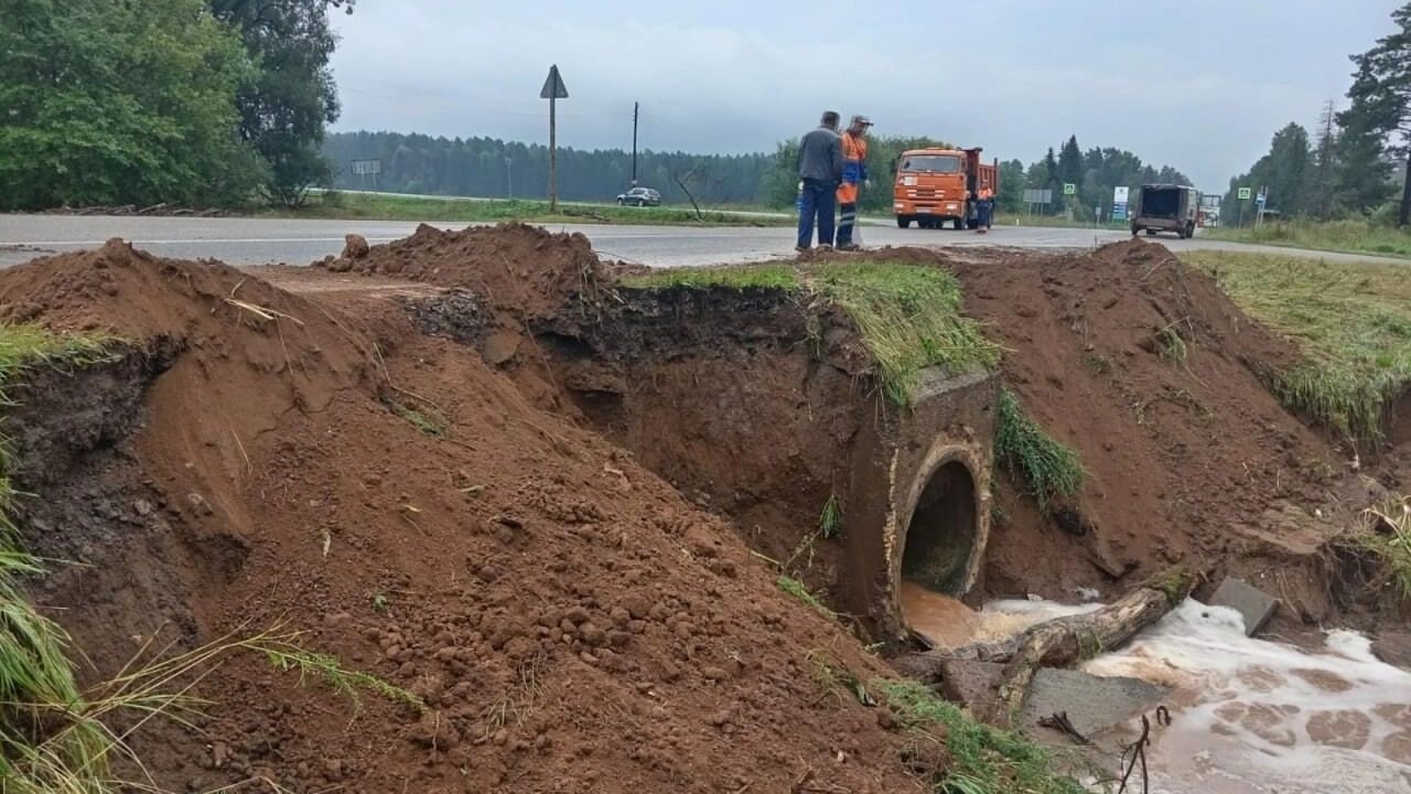 На трассе Можга — Вавож устраняют последствия ливня