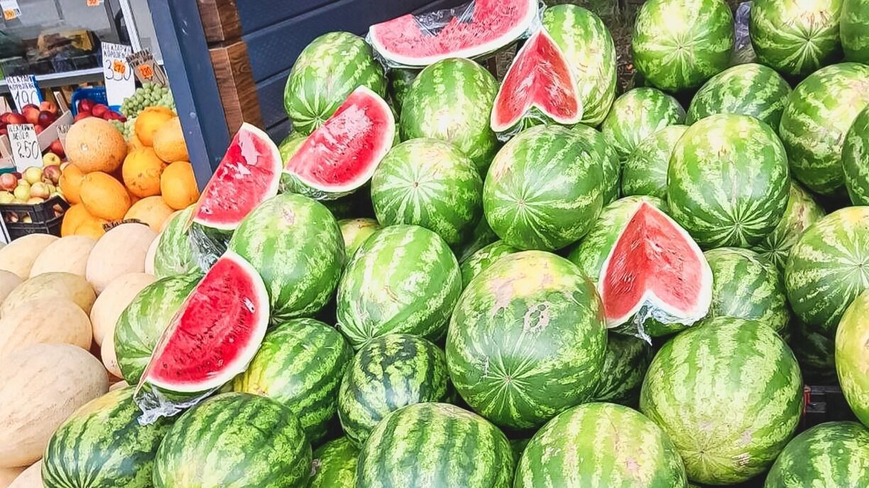 На фото: продажа арбузов