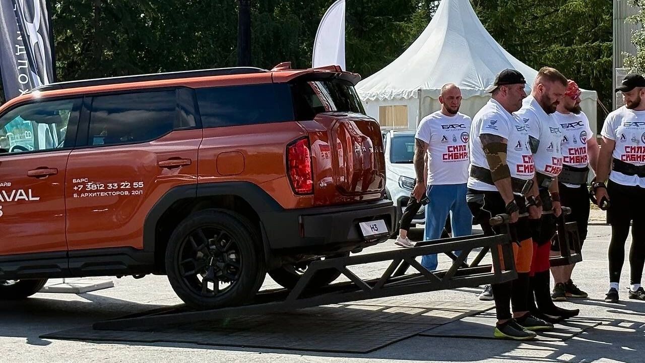Спортсмены соревновались в поднятии автомобилей и буксировке тяжелых снарядов