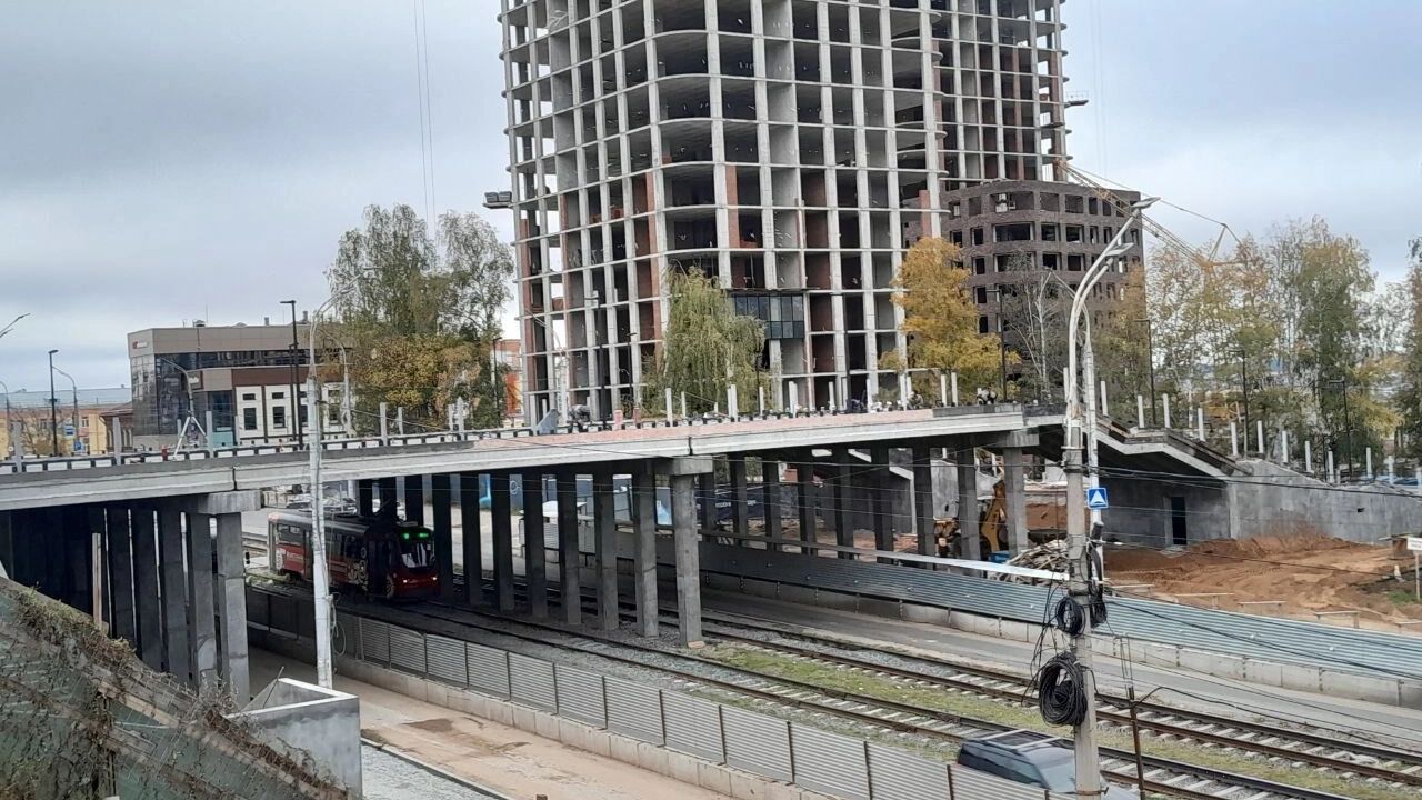 Издалека видно, что на&nbsp;мосту трудятся сотрудники подрядчика