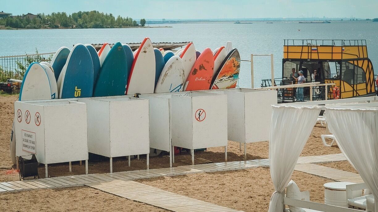На фото: выбор сапбордов на пляже для аренды