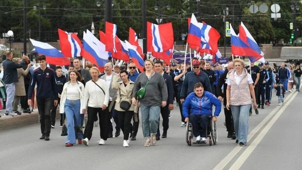 С утра прошел парад физкультурников, спортсмены прошли по пешеходному Любинскому.