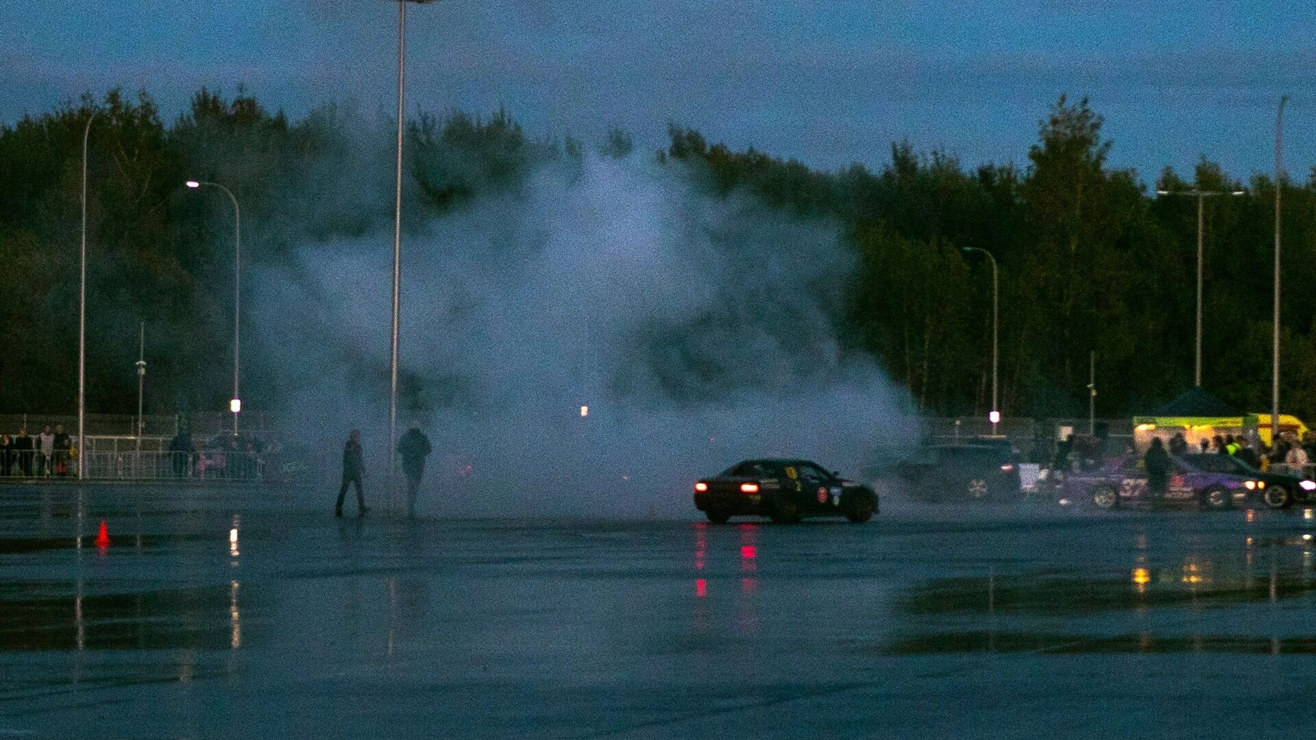 19-летний волгоградский лихач на BMW устроил шоу с пассажиром на крыше