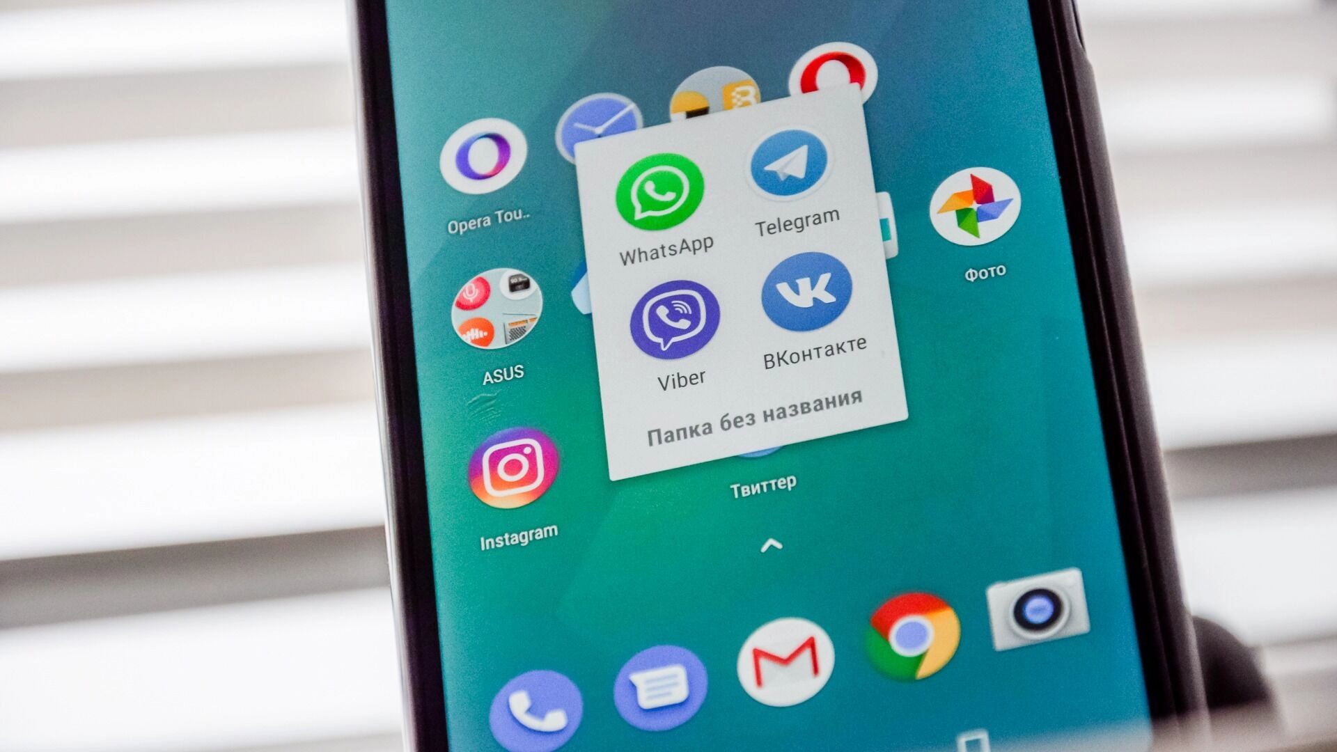 WhatsApp и Telegram через VPN или русский MAX. Власть грозит прикрыть мессенджеры