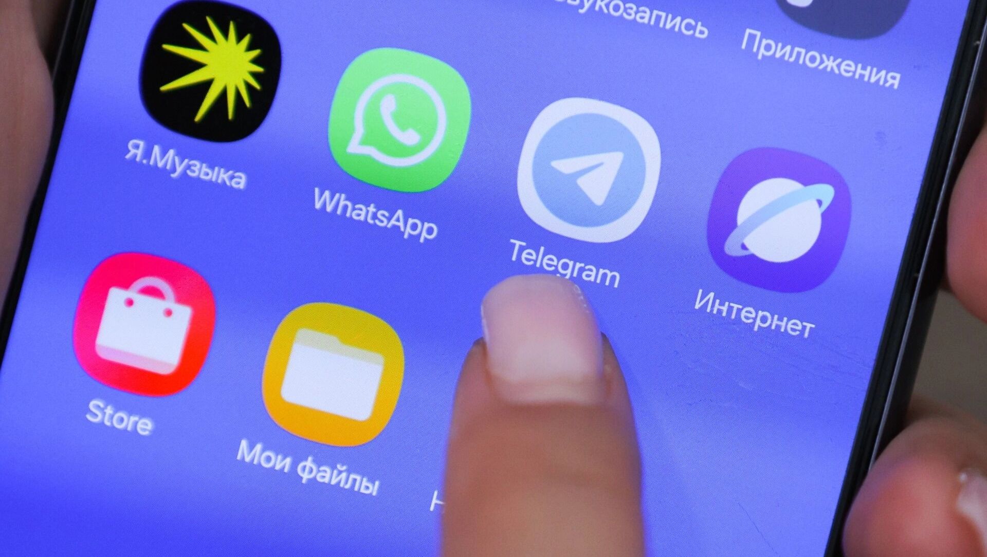«Мы остаемся с Рунетом»? Зачем мобильные операторы блокируют Telegram и WhatsApp*