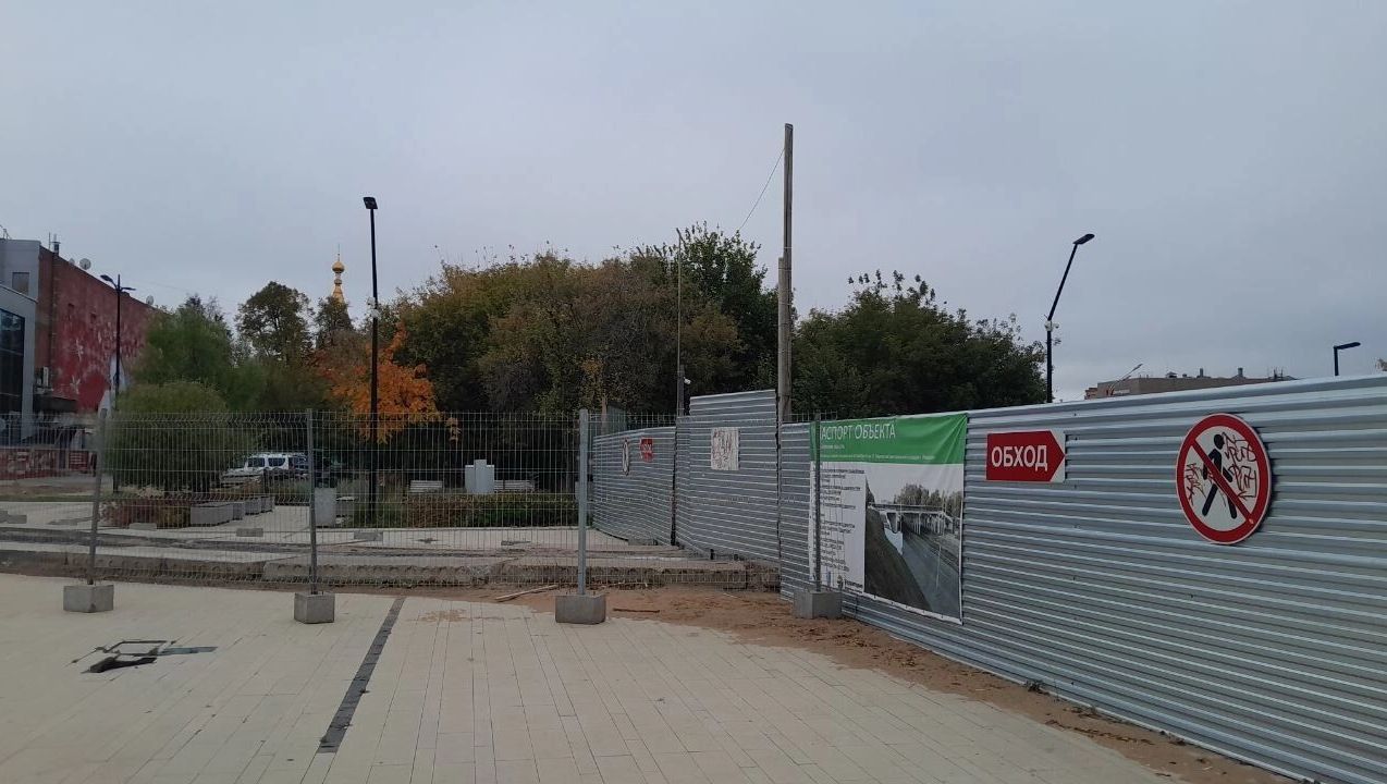 Из-за реконструкции объекта идти пешеходам приходится в обход