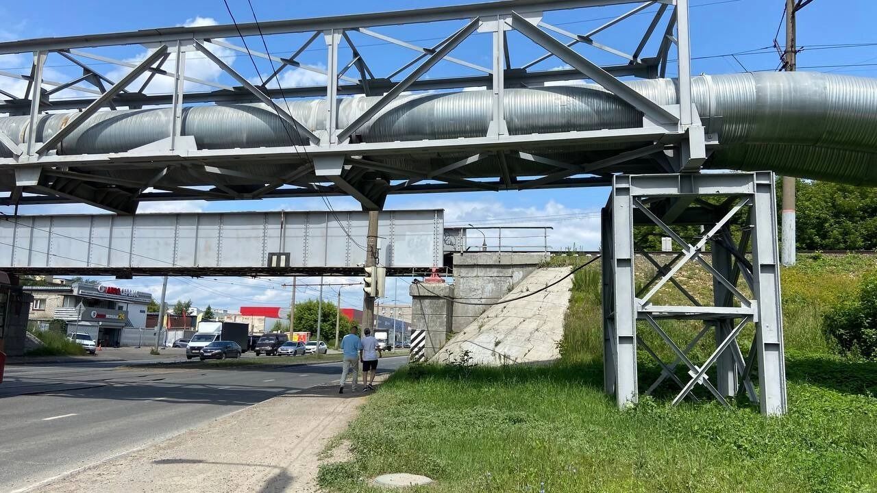 От Среднего Кабана ботаническую протоку отделяет ж/д переезд.