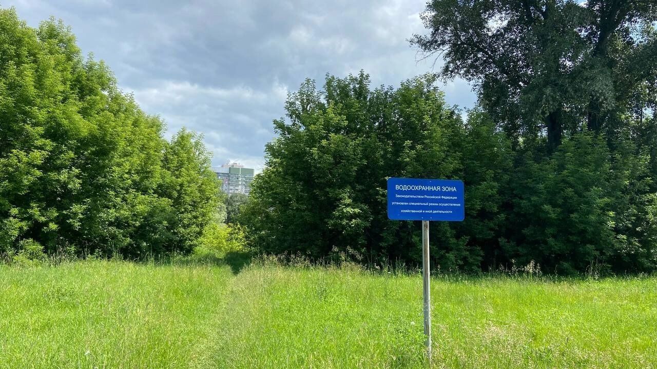 Максимум достопримечательностей — транспарант о том, что это водоохранная зона.
