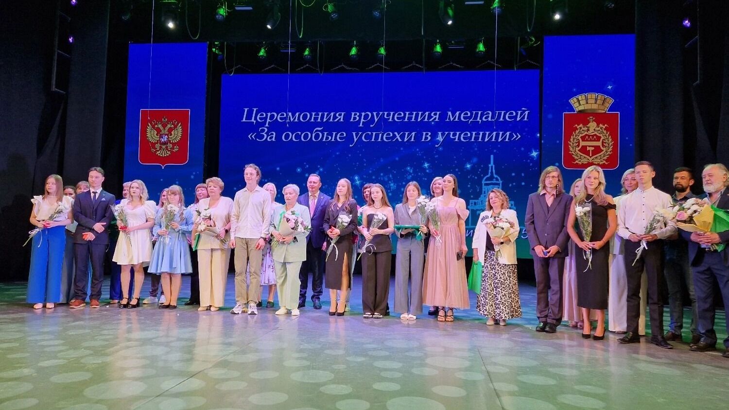 Церемония вручения медалей «За особые успехи в учении» в Нижнем Тагиле