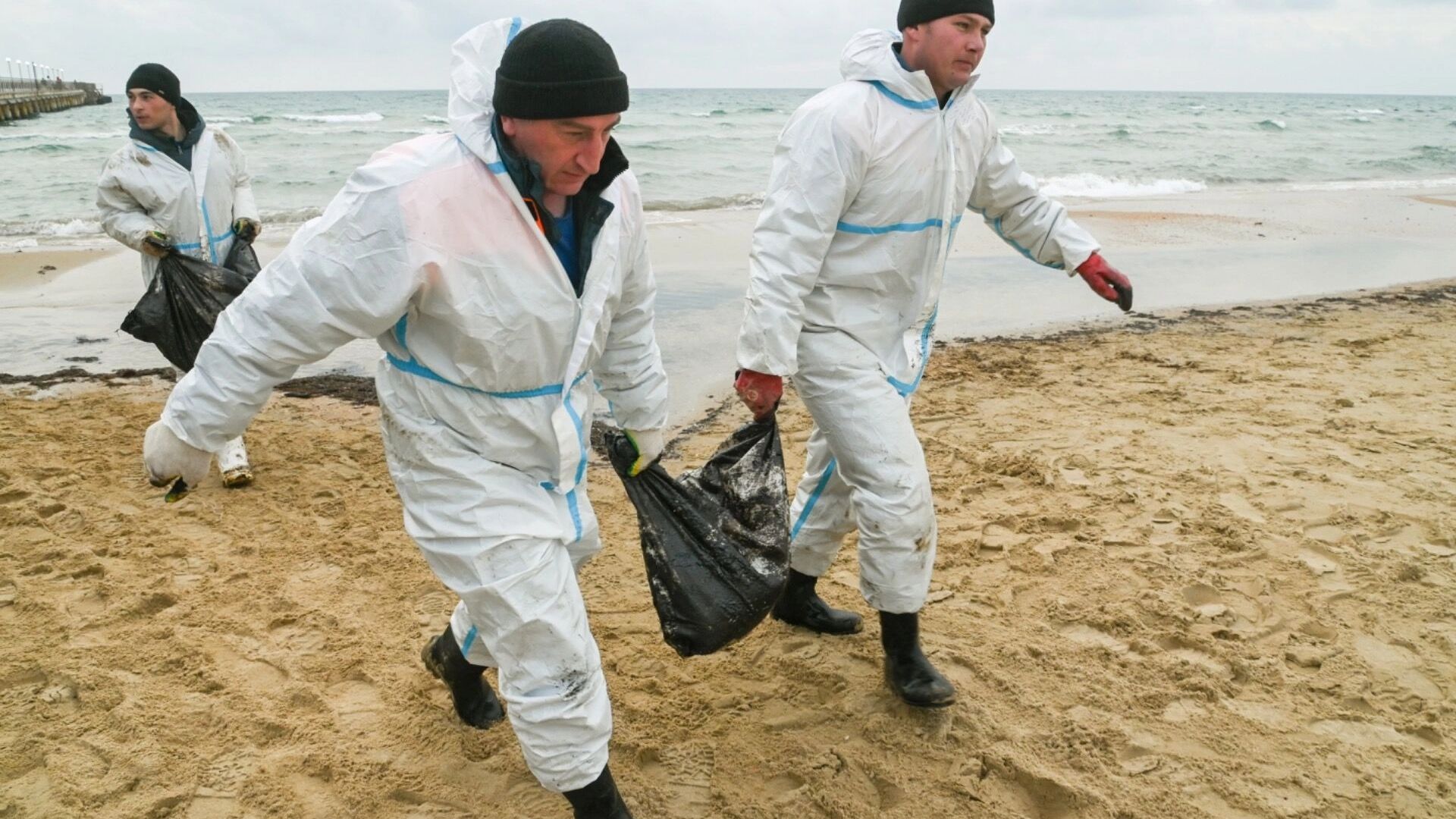 Вопрос дня: почему в Анапе и Темрюке выплыли 900 тонн мазута?