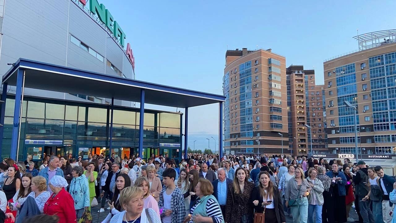 Выдавал их вечерний «отрыв» только светящийся браслет на руке.