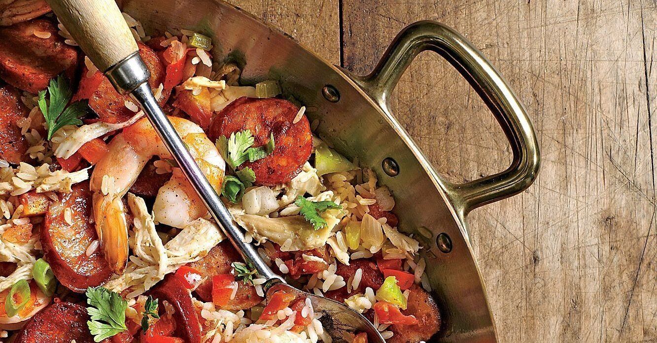 На открытом огне на даче можно легко приготовить блюдо джамбалайя