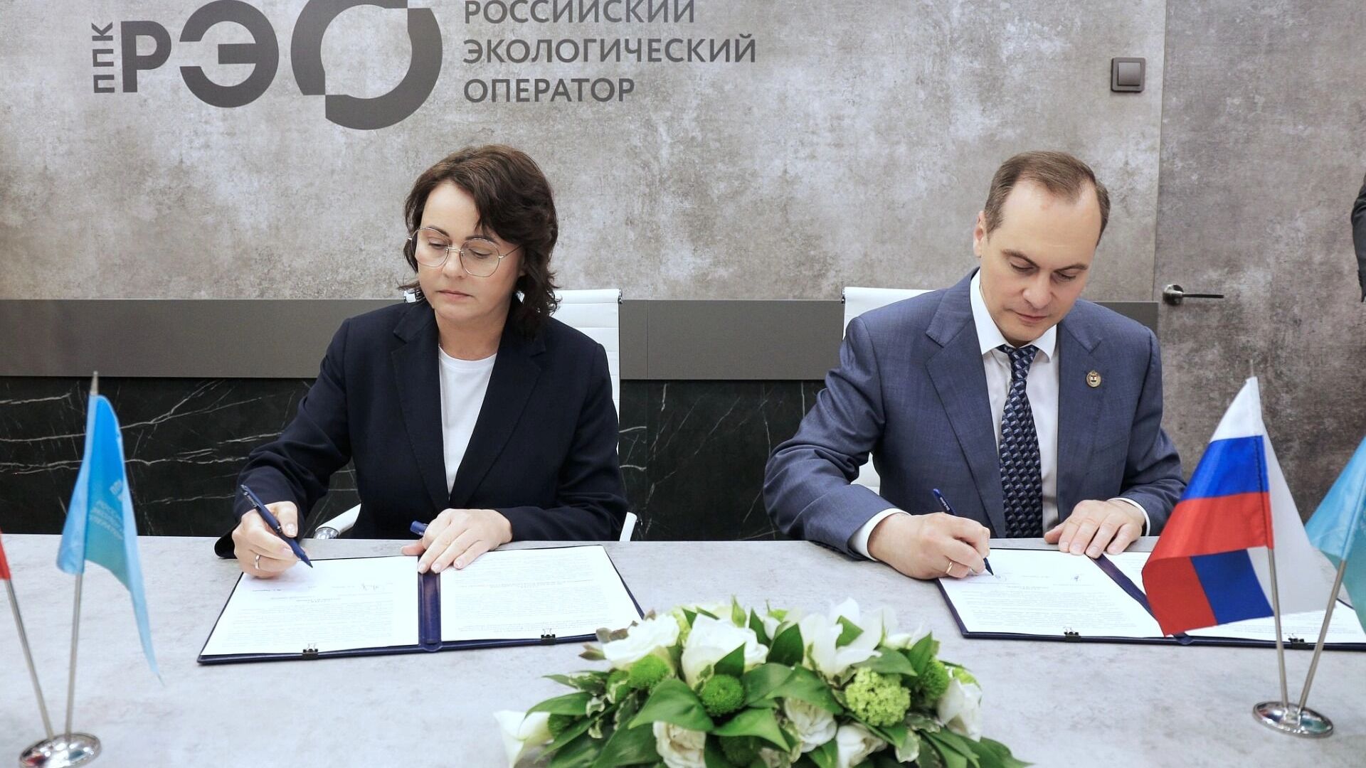 РЭО подписал договоры с 10 регионами на полях ПМЭФ-2025