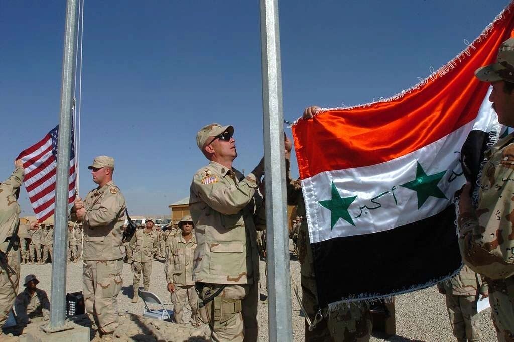 Военные поднимают флаги США и&nbsp;Ирака