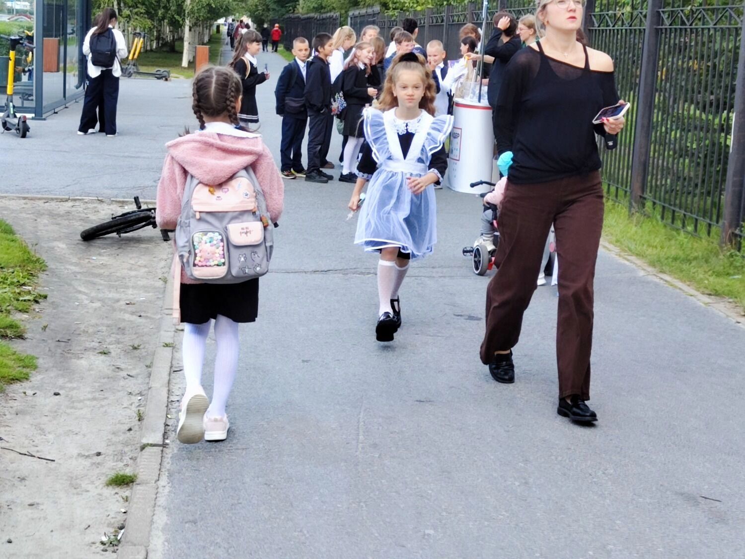 У школ многолюдно
