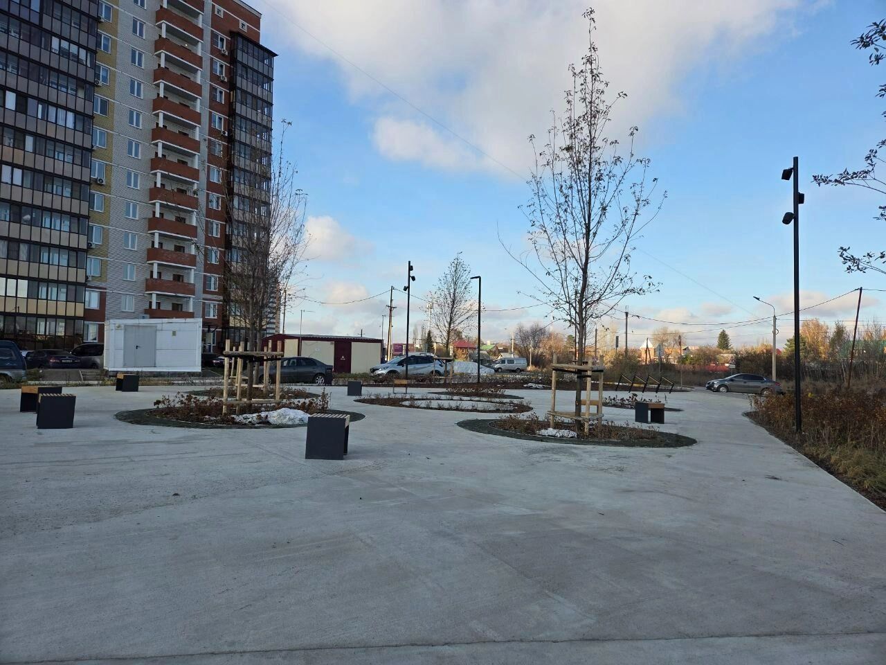 Чуть поодаль, ближе к&nbsp;16-этажке на&nbsp;Шаронова, расположилась еще одна зона сквера