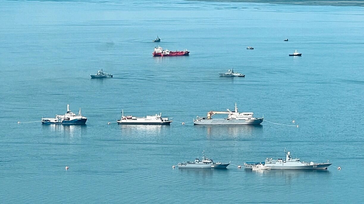 На фото: корабли в море