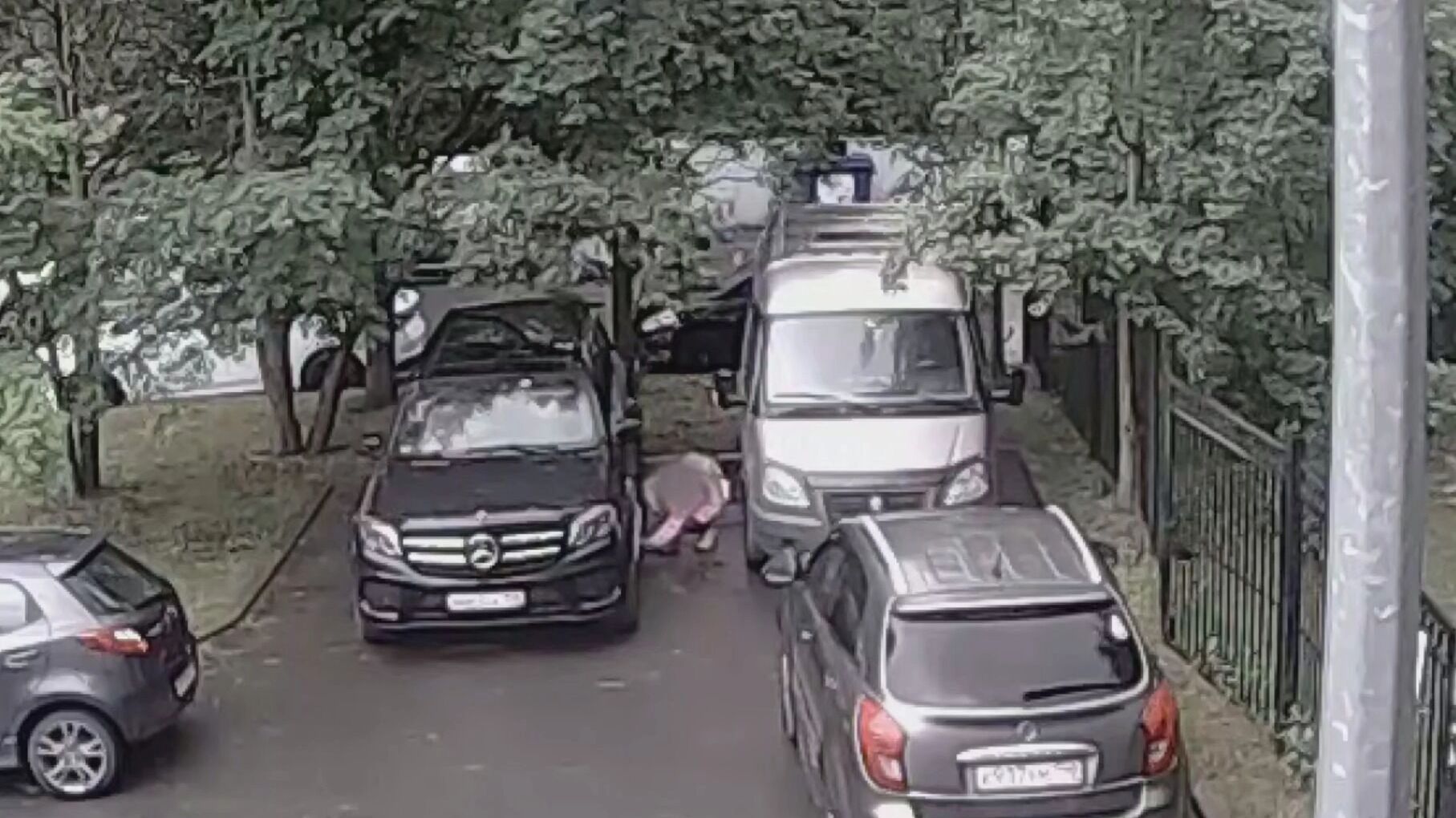 Задержание девушки, подложившей СВУ под автомобиль российского офицера