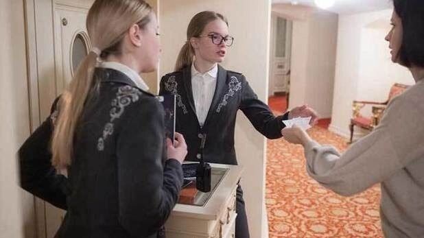 Билетерами в театре теперь служат студенты, а не старенькие бабушки