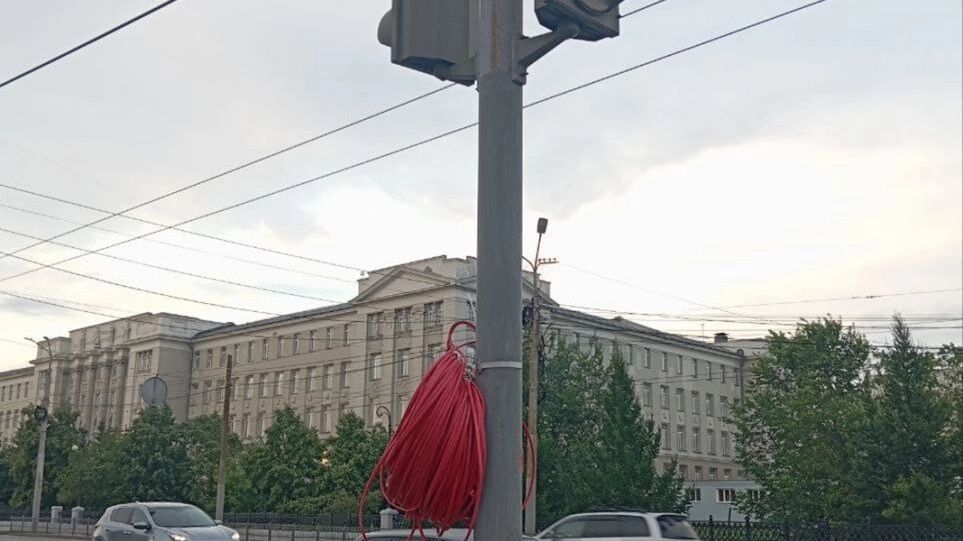 Ветер повалил столб с освещением и проводами, потому вблизи перестали работать светофоры