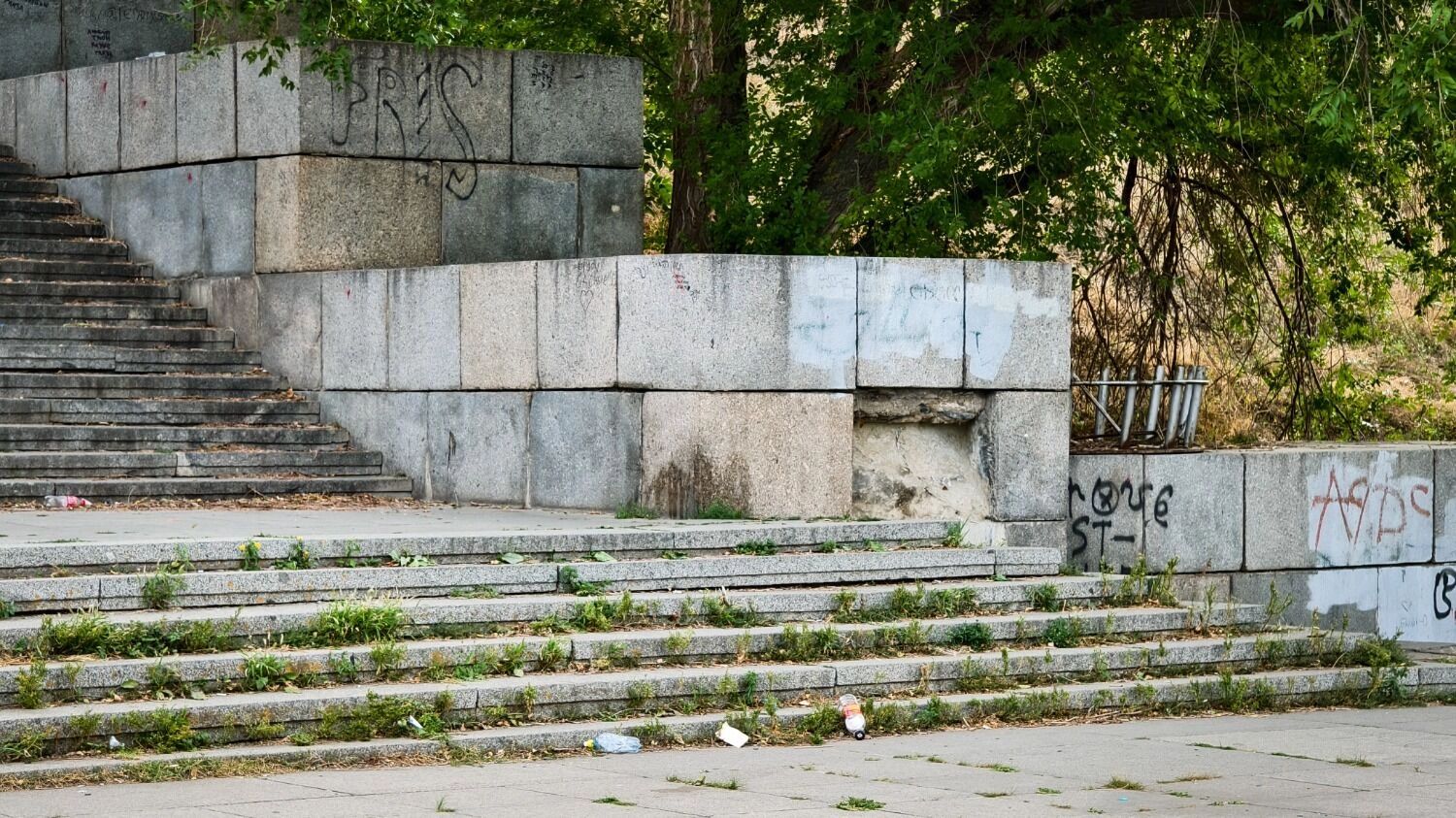 Мусор окружил памятник Вучетича со всех сторон